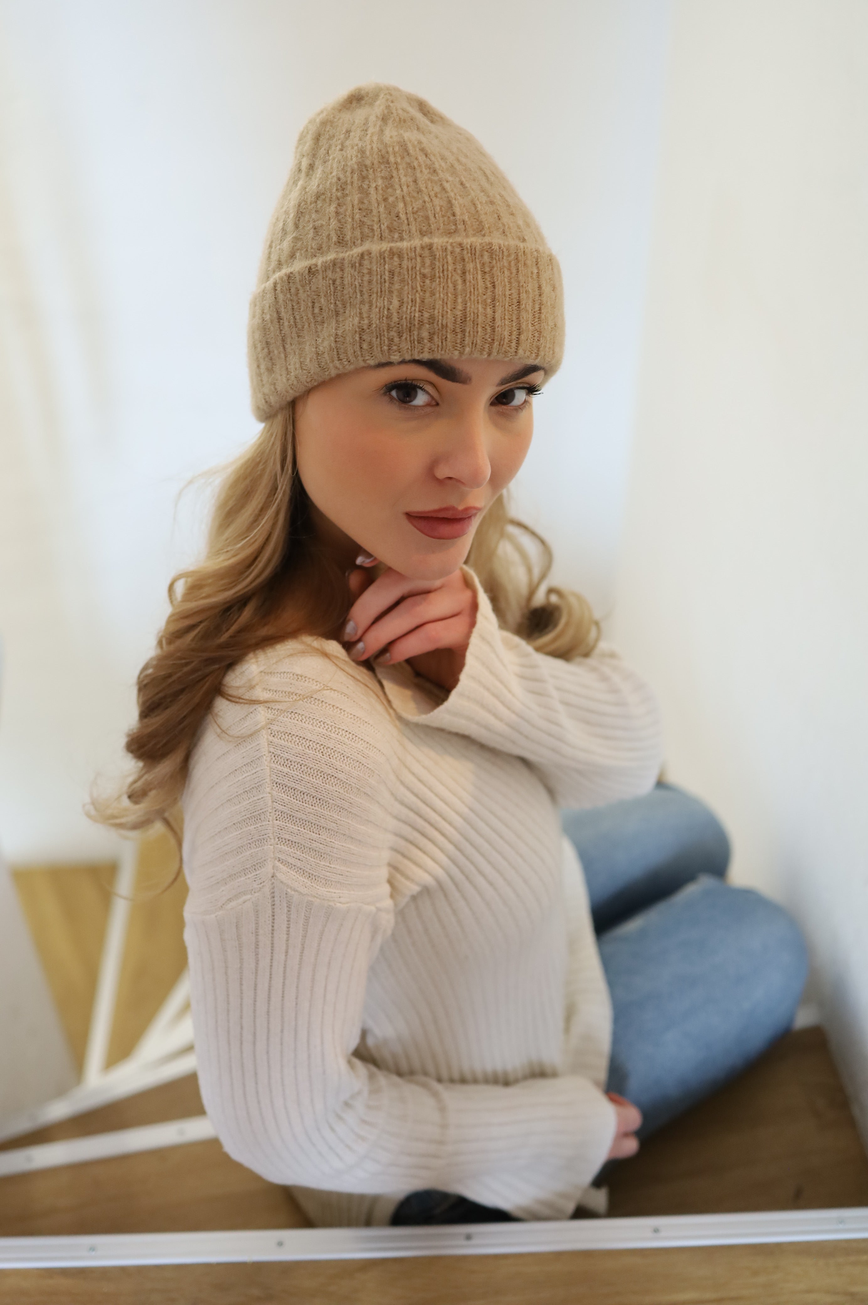 winter must have - flauschige Strickmütze in Haselnussbraun