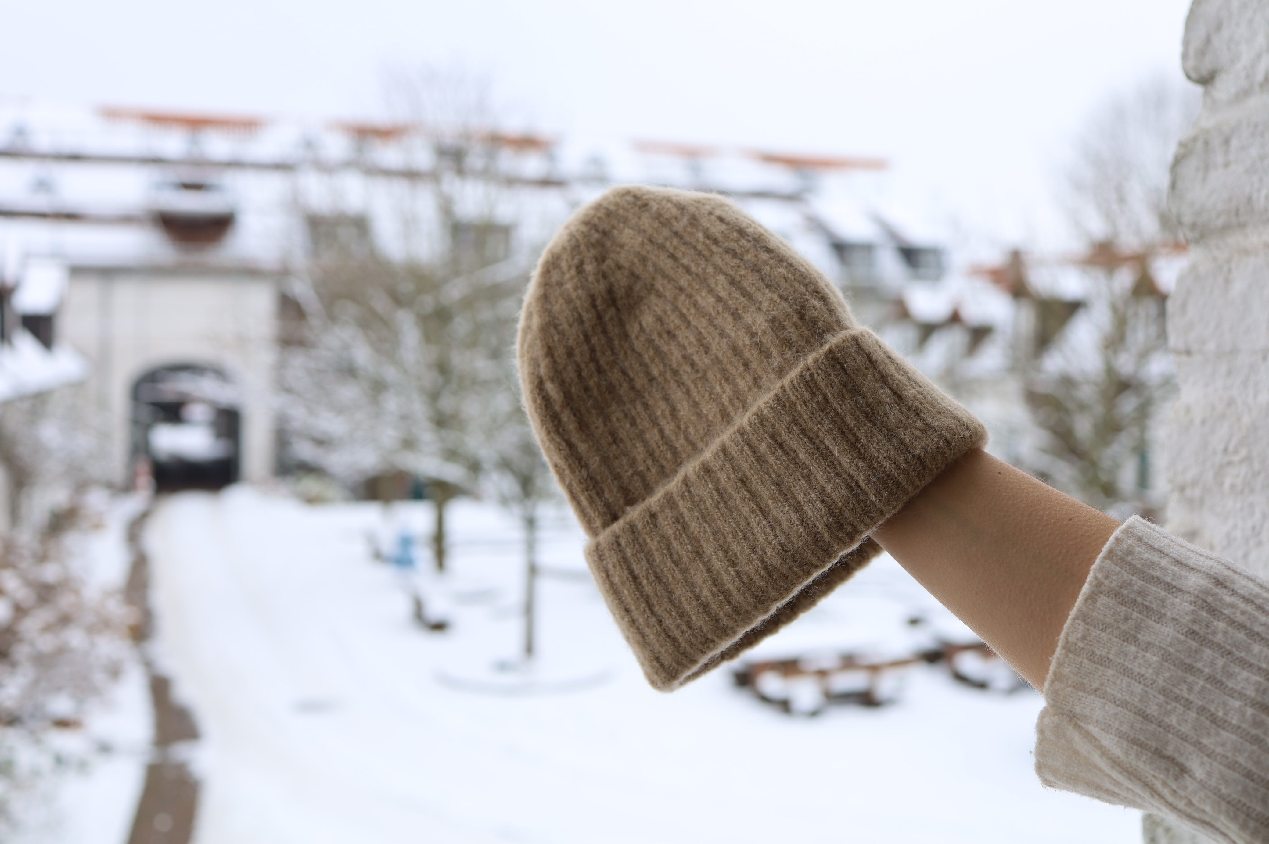 winter must have - flauschige Strickmütze in Haselnussbraun