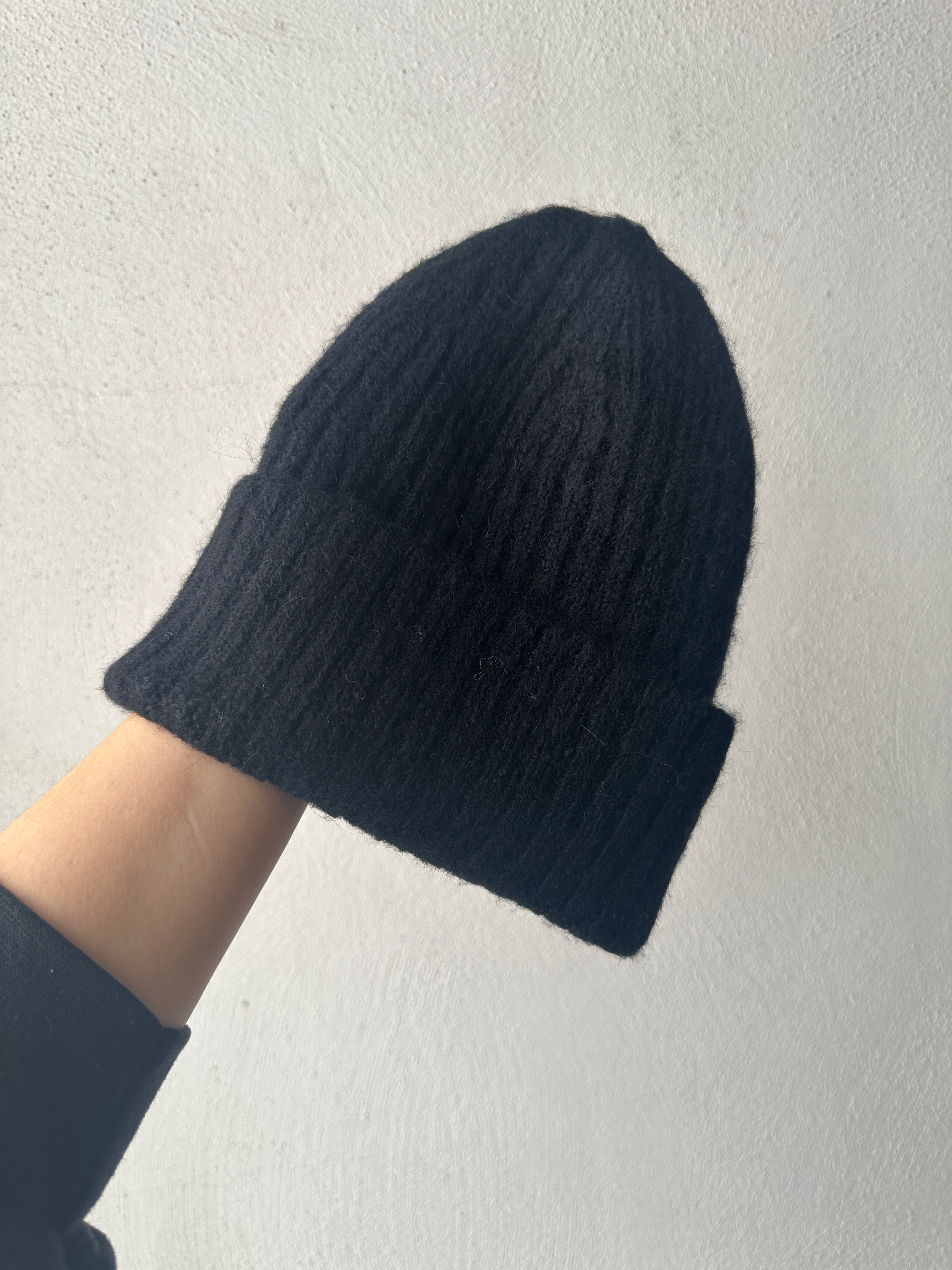 winter must have - flauschige Strickmütze in schwarz